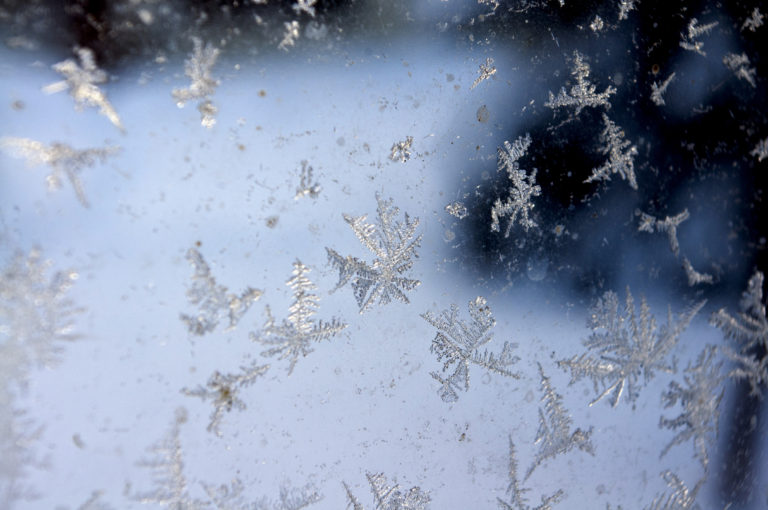 Snowflakes_in_a_window_-_panoramio